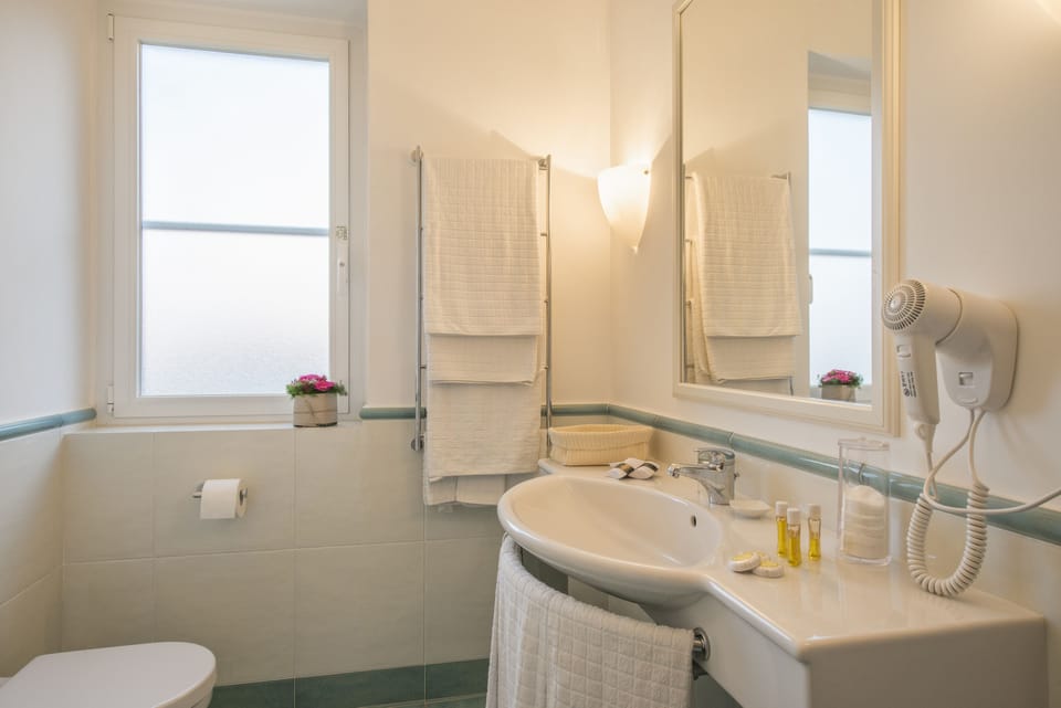 Suite, Terrace | Bathroom | Shower, free toiletries, hair dryer, bidet