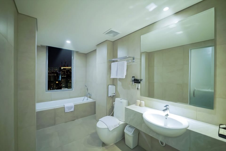 Suite | Bathroom | Shower, hair dryer, slippers, towels