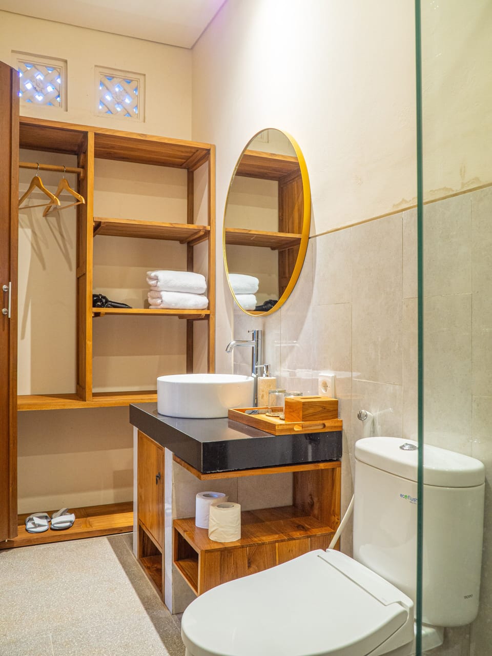 Shower, rainfall showerhead, free toiletries, hair dryer