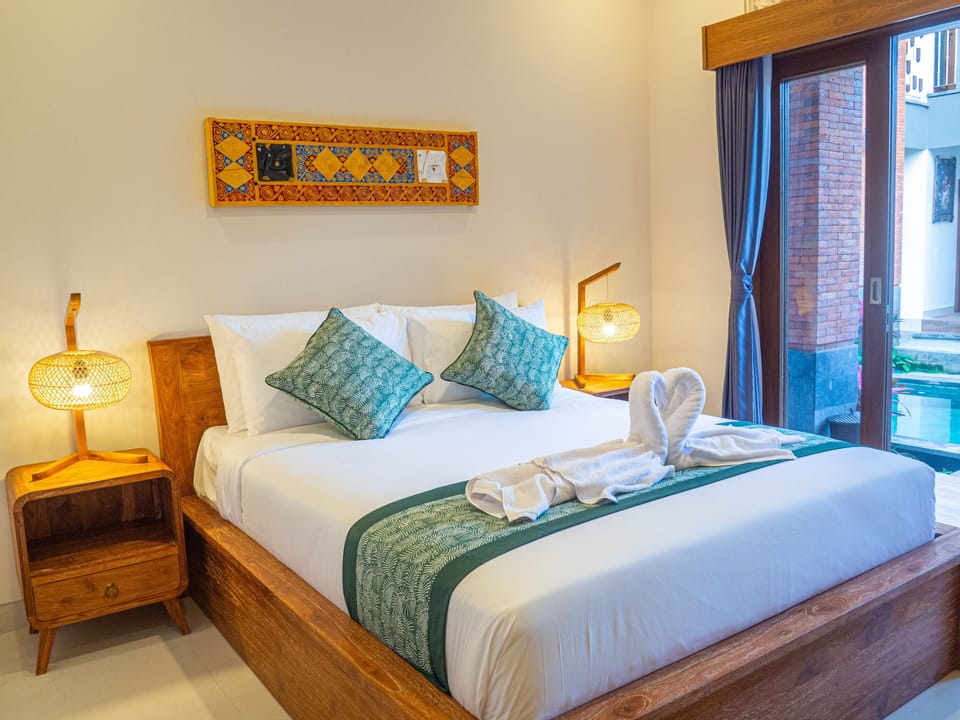 Deluxe Double Room, Ground Floor | Minibar, in-room safe, desk, soundproofing