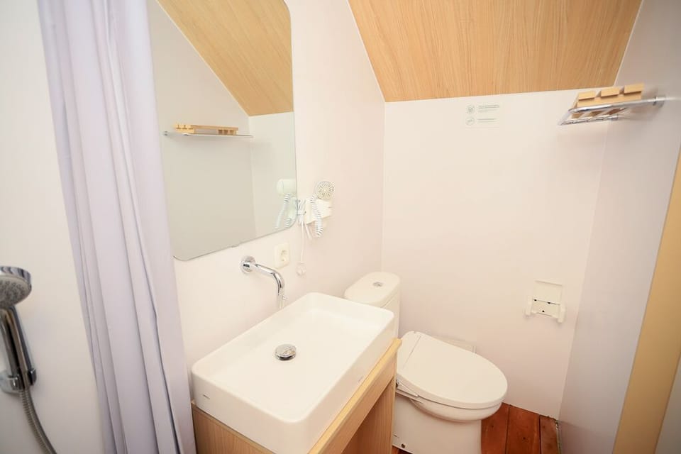 Deluxe Cabin, 1 King Bed | Bathroom | Shower, rainfall showerhead, towels, soap