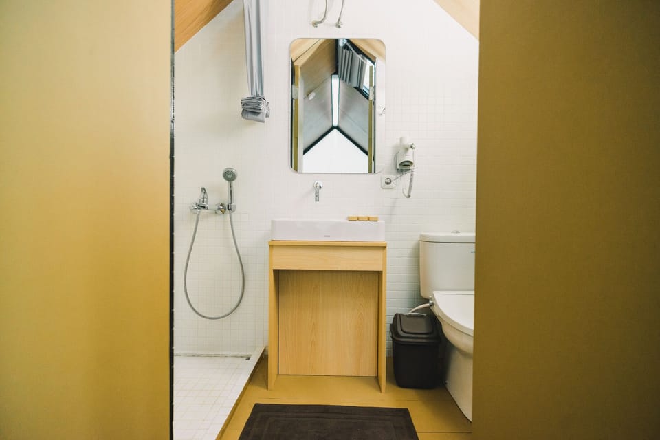 Deluxe Cabin, 1 King Bed | Bathroom | Shower, rainfall showerhead, towels, soap