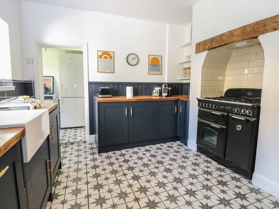 Cottage | Private kitchen | Dishwasher, cookware/dishes/utensils