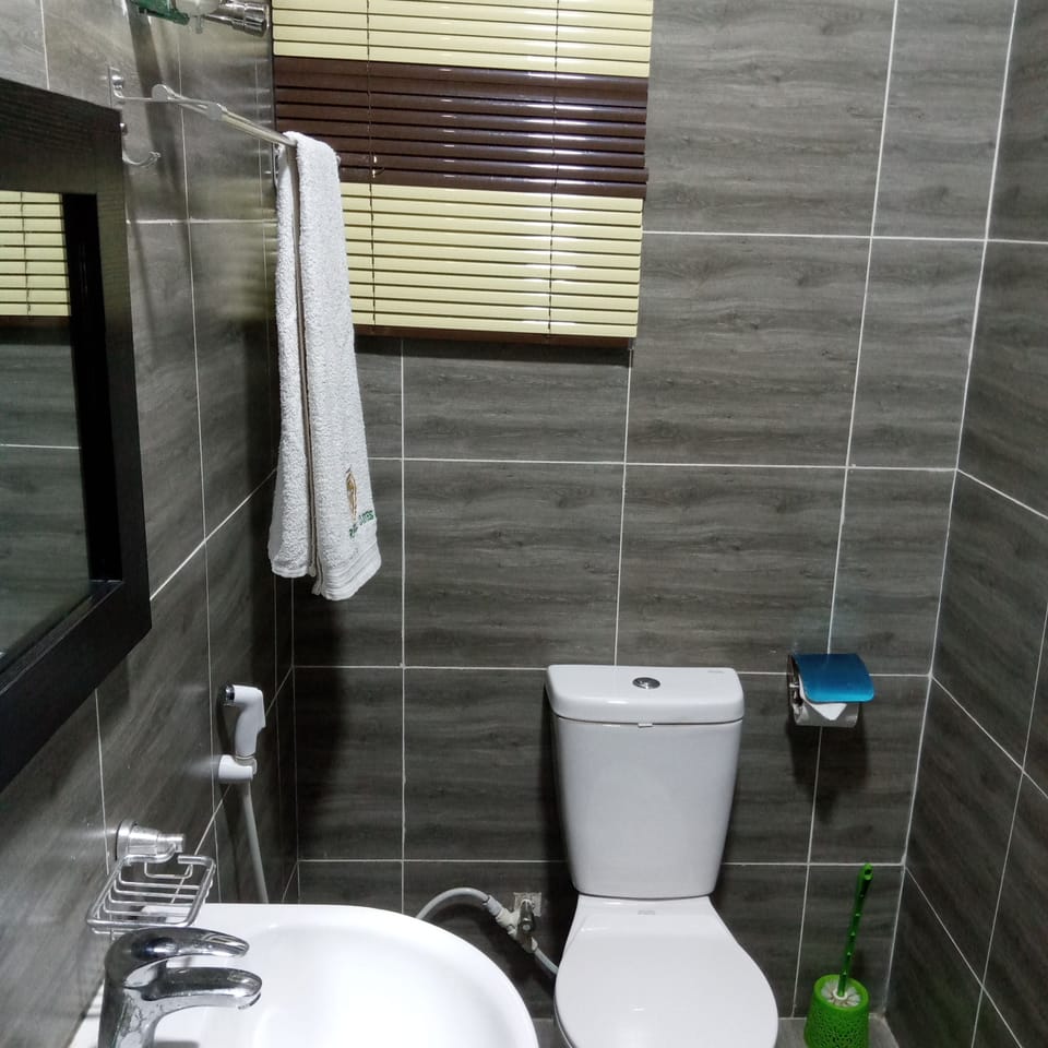 Royal Double Room Single Use | Raised toilet seat