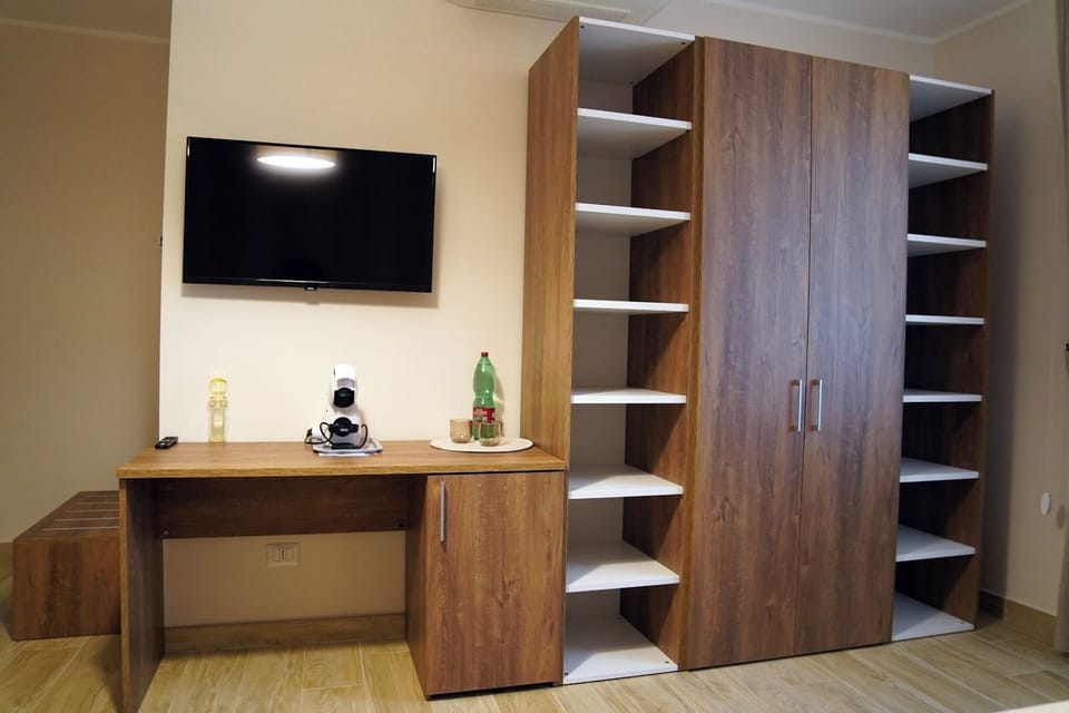 Triple Room | Desk, laptop workspace, soundproofing, free WiFi