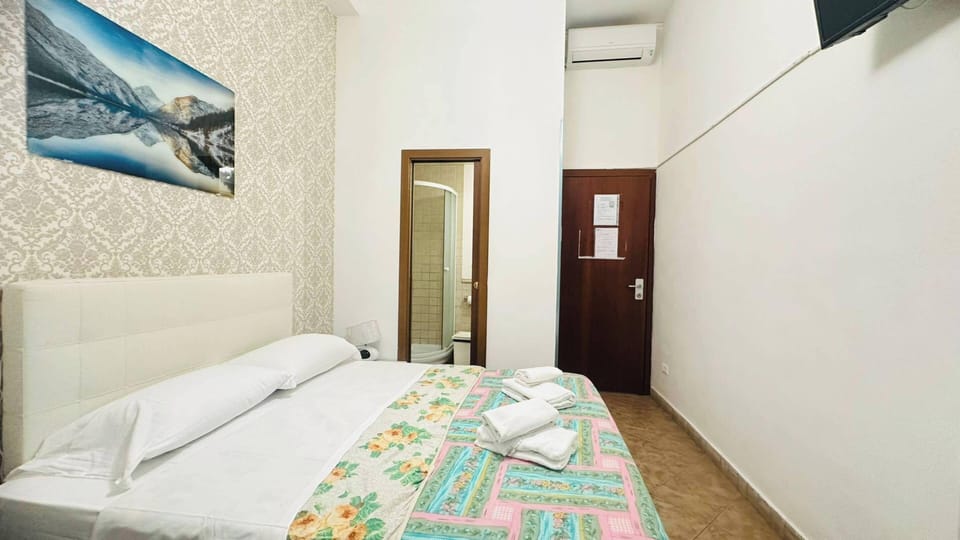 Desk, soundproofing, free WiFi, bed sheets