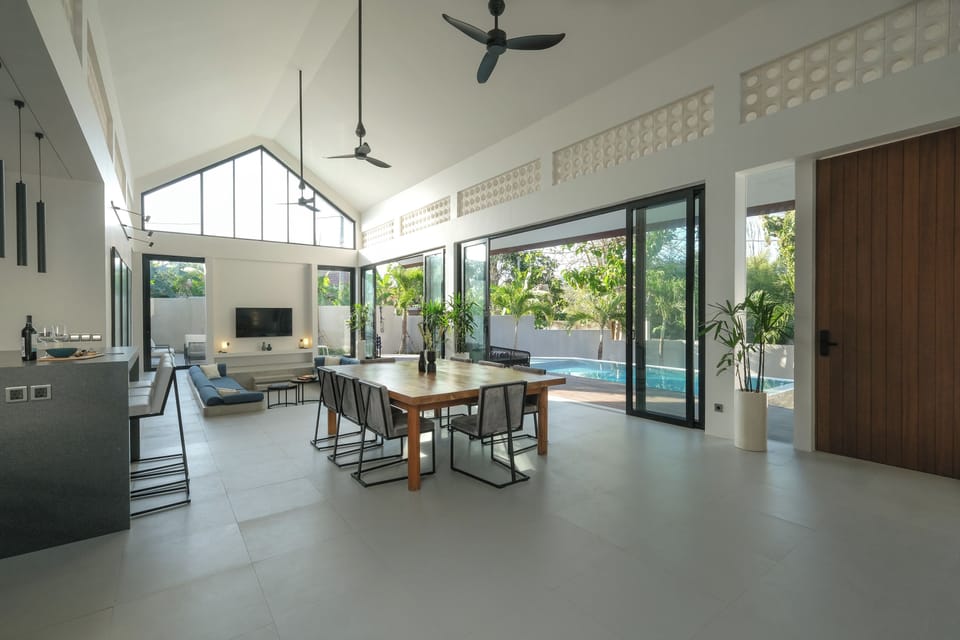 Villa, 4 Bedrooms | Dining room