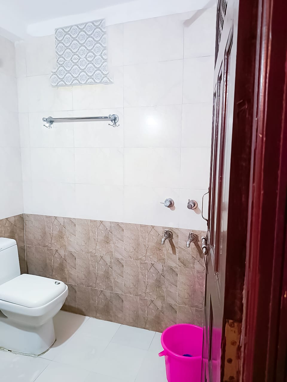 Deluxe Double Room | Bathroom | Slippers