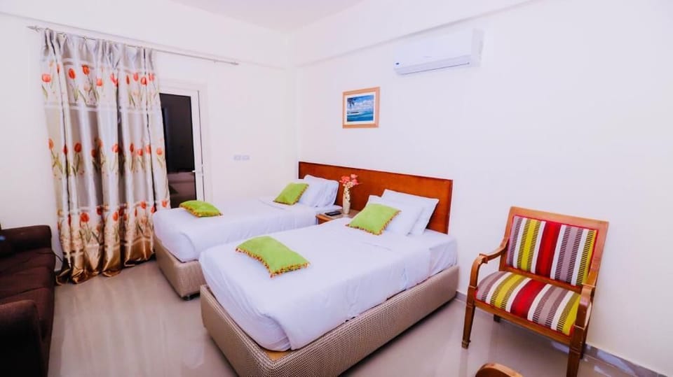 10 bedrooms, in-room safe