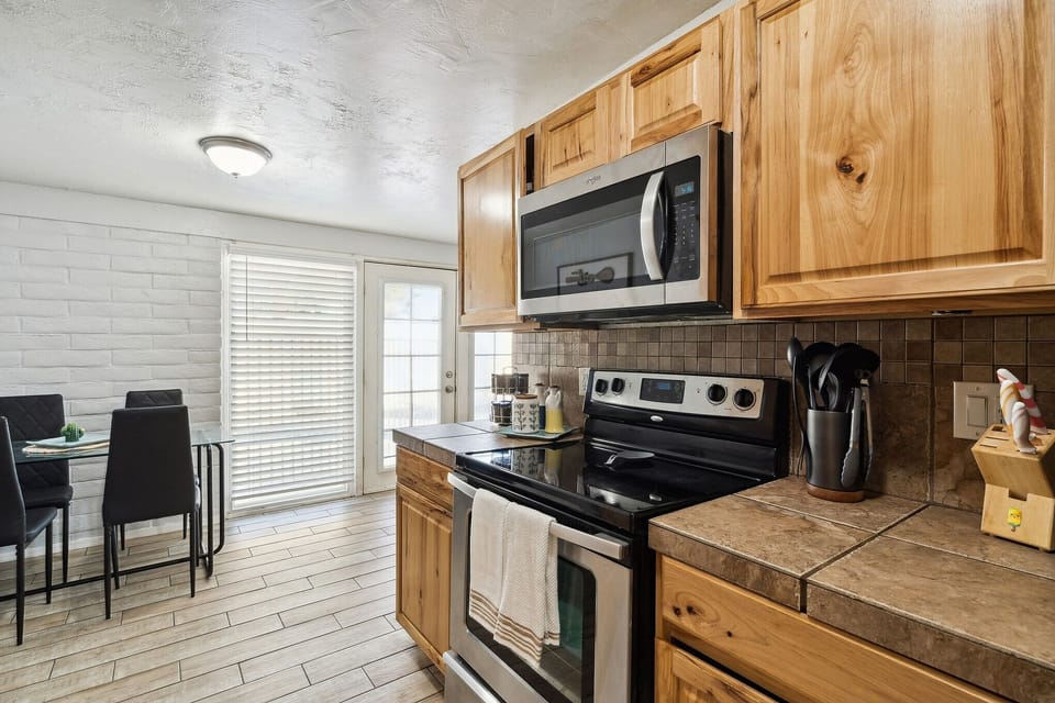 House, 4 Bedrooms | Private kitchen | Coffee/tea maker, fridge, oven, electric kettle