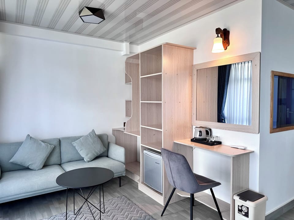 Deluxe Triple Room | Living area