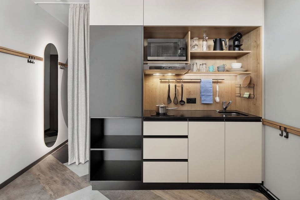 Full-size fridge, microwave, stovetop, dishwasher