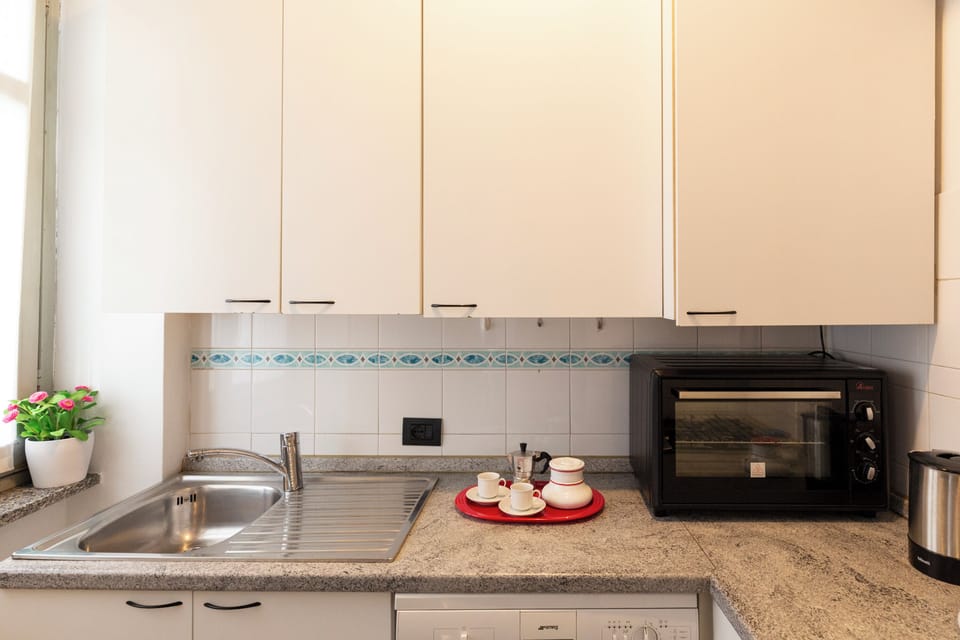 City Studio | Private kitchen | Full-size fridge, stovetop, dishwasher, espresso maker