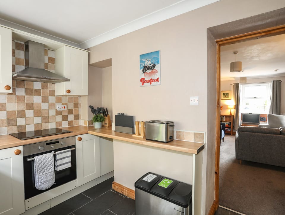 Cottage | Private kitchen | Fridge, dishwasher, electric kettle, toaster