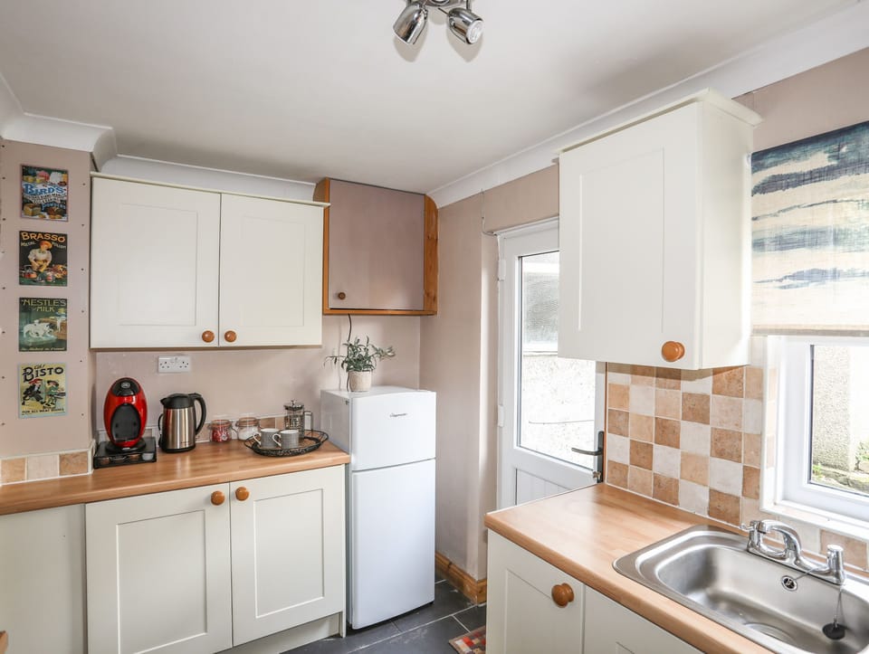 Cottage | Private kitchen | Fridge, dishwasher, electric kettle, toaster
