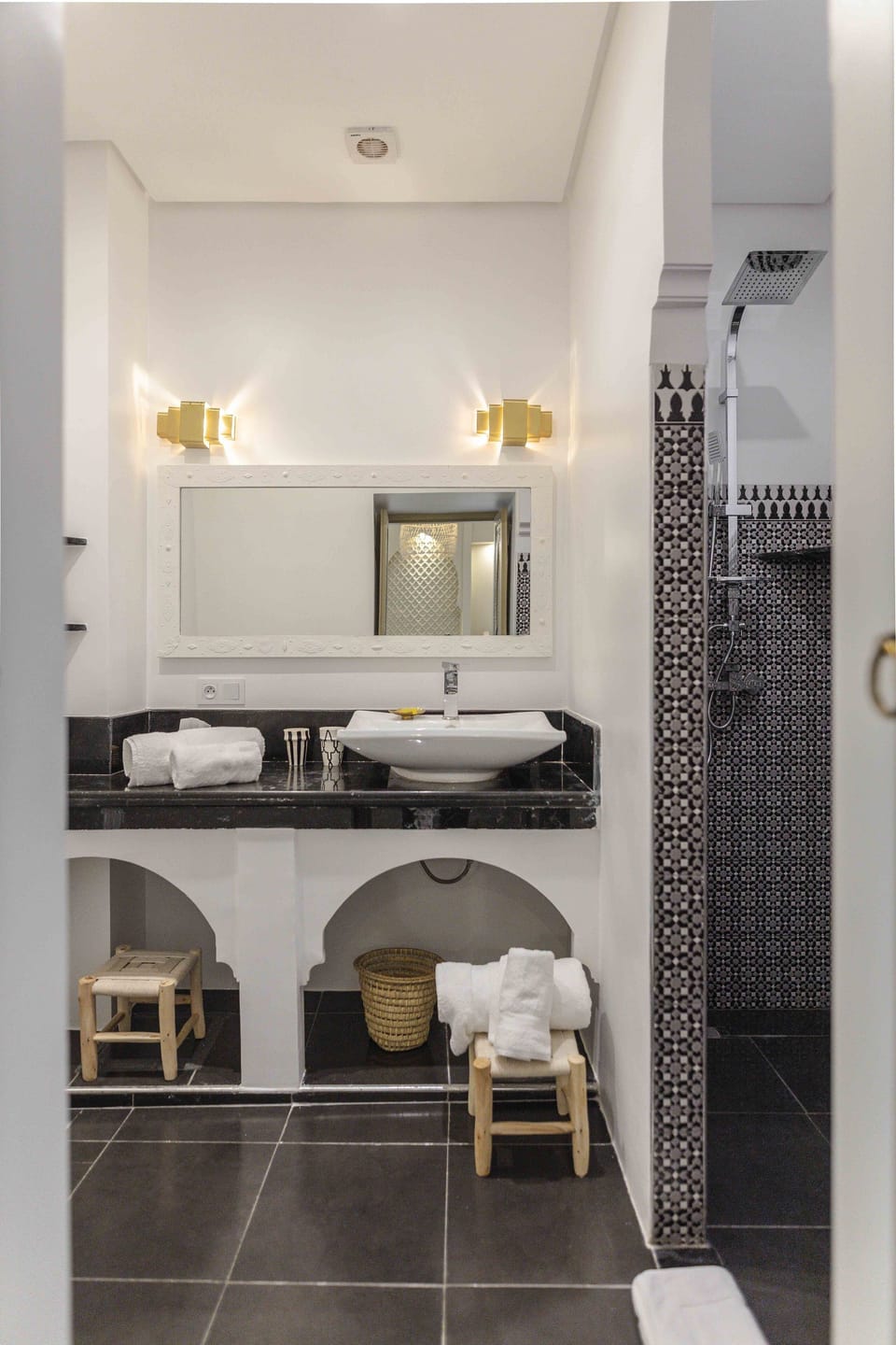 Standard Double or Twin Room | Bathroom | Shower, rainfall showerhead, free toiletries, hair dryer