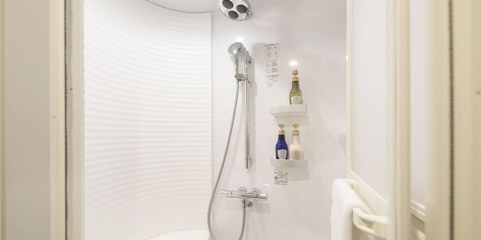 Deluxe Single Room with Kitchenette and Shower, Non Smoking | Bathroom | Hair dryer, bidet, towels