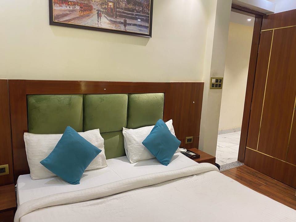 Egyptian cotton sheets, premium bedding, pillowtop beds, in-room safe