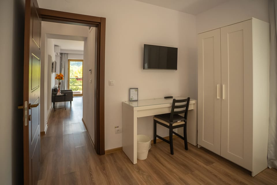 Standard Suite | Desk, laptop workspace, free WiFi, bed sheets
