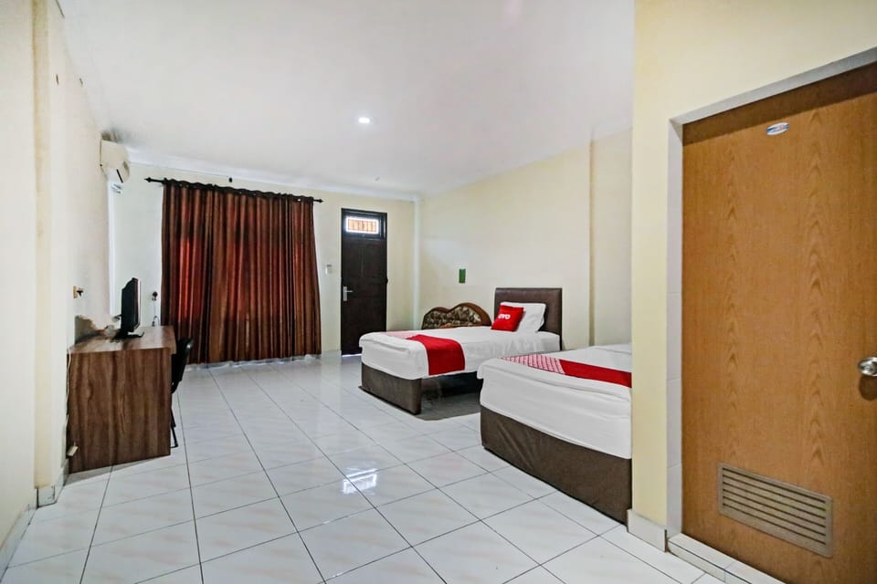 Elite Twin Room | Desk, laptop workspace, WiFi (free), bed sheets