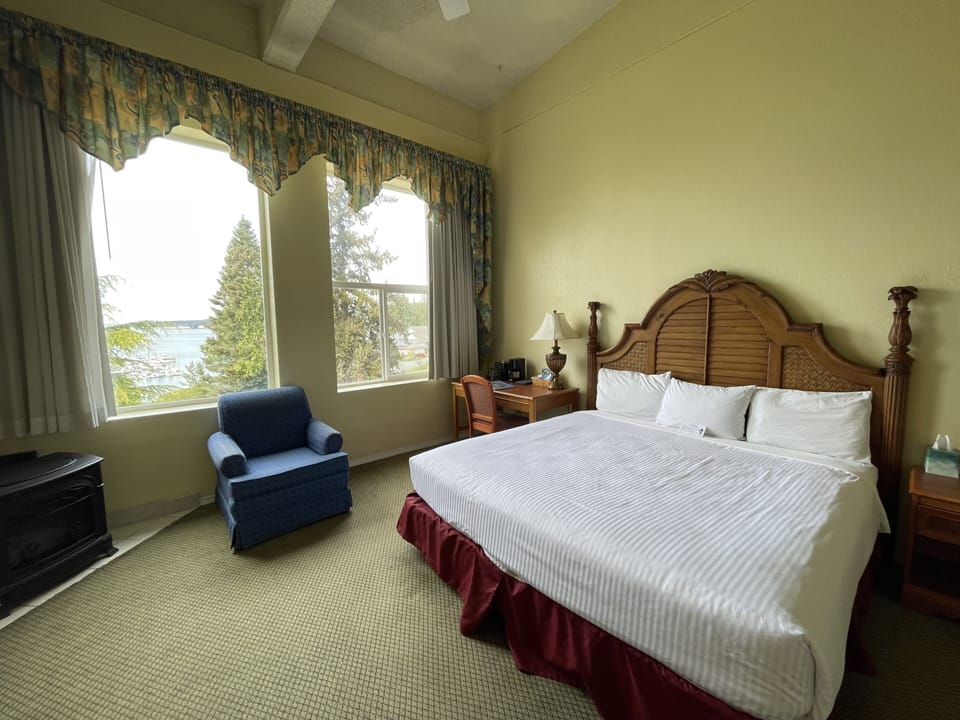 Standard Room, 1 King Bed | Desk, blackout drapes, iron/ironing board, free WiFi