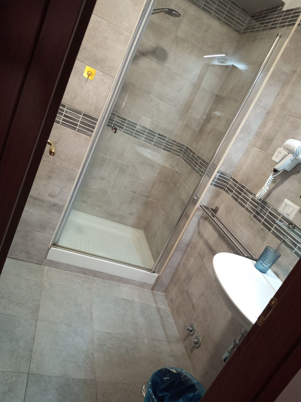 Basic Room | Bathroom | Shower, rainfall showerhead, hair dryer, bidet