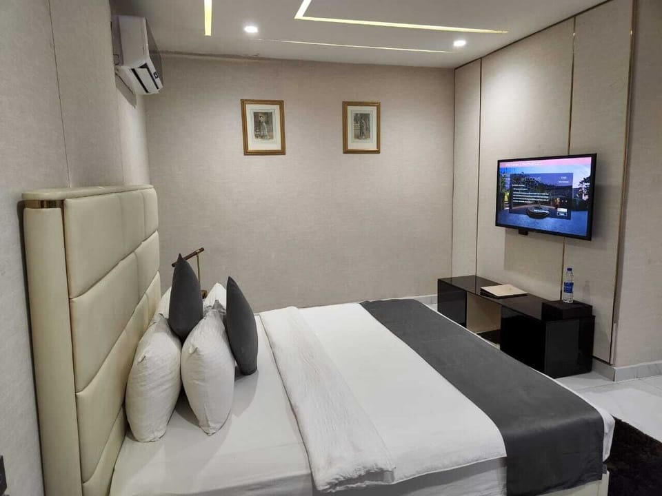 Executive Double or Twin Room | Iron/ironing board, free WiFi
