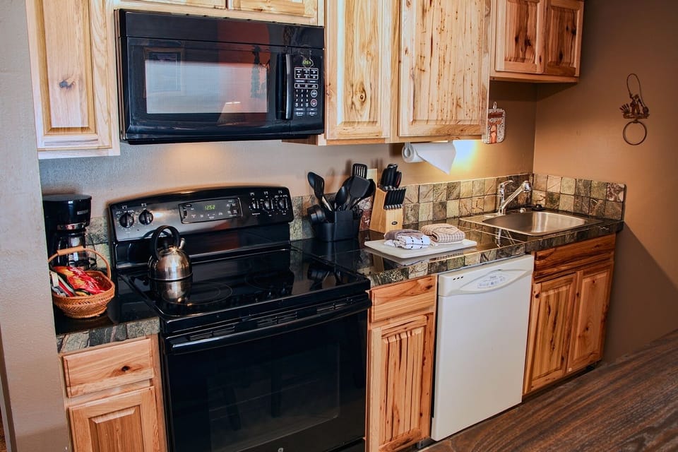 Condo, 1 Bedroom | Private kitchen | Fridge, oven, coffee/tea maker