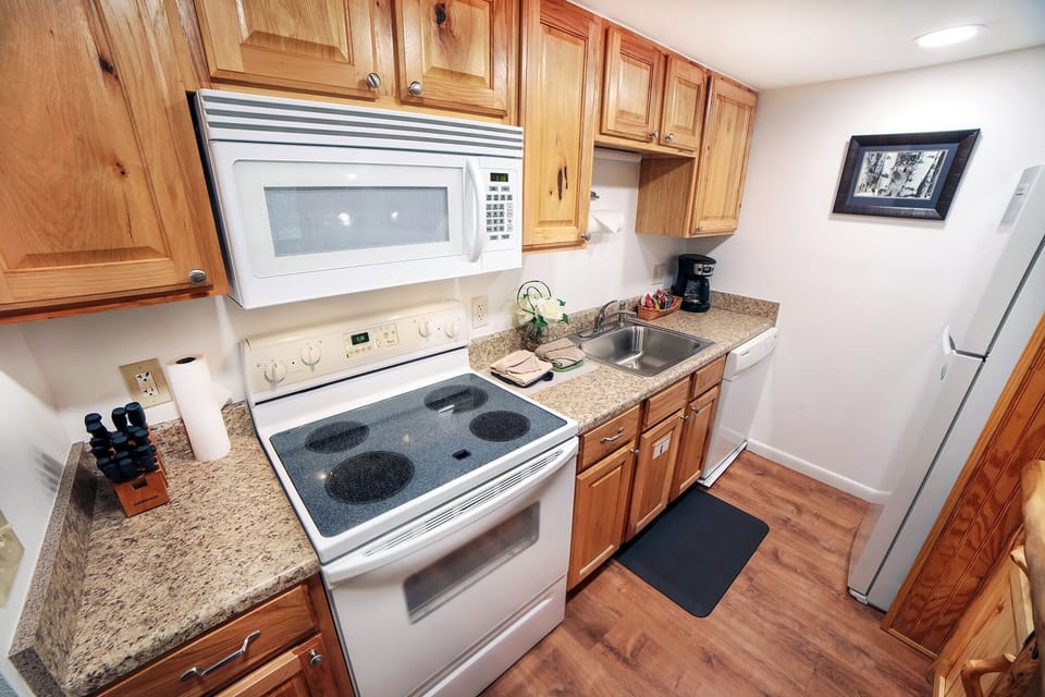 Condo, 1 Bedroom | Private kitchen | Fridge, oven, coffee/tea maker, toaster