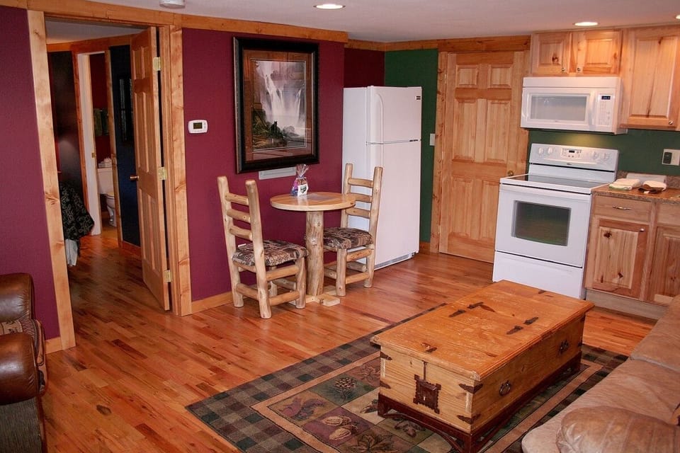 Chalet, 1 Bedroom | Private kitchen | Fridge, oven, coffee/tea maker, toaster
