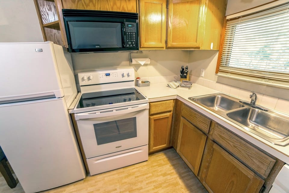 Cabin, 1 Bedroom | Private kitchen | Fridge, oven, coffee/tea maker, toaster