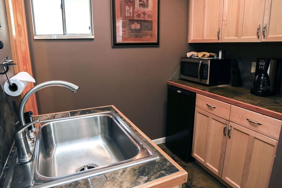 Condo, 1 Bedroom | Private kitchen | Coffee/tea maker, toaster