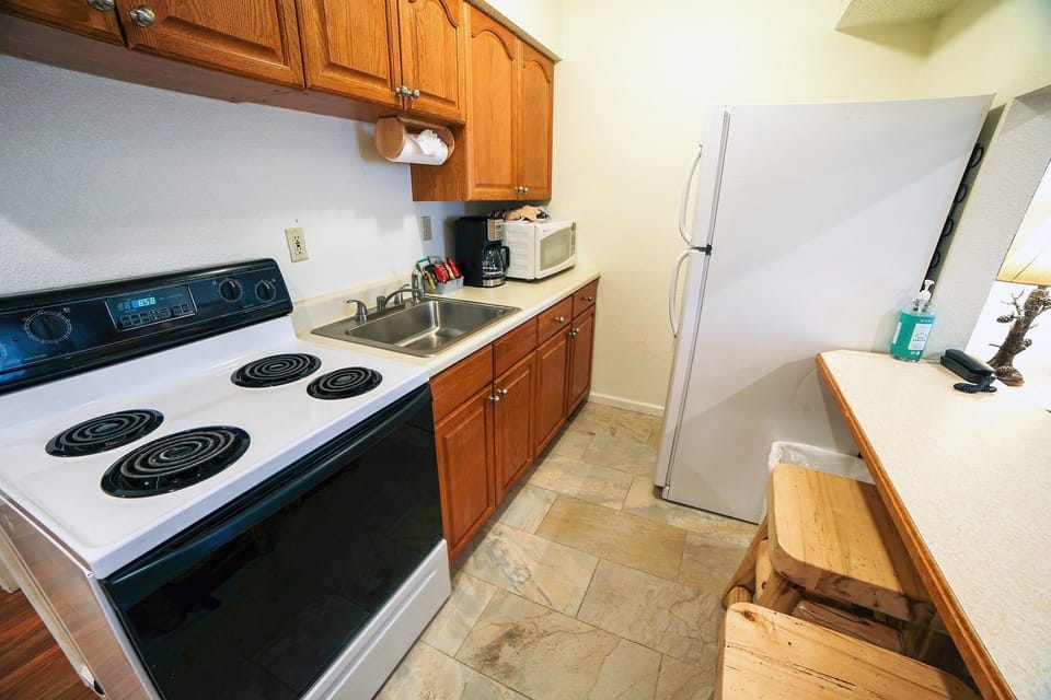 Condo, 1 Bedroom | Private kitchen | Fridge, oven, coffee/tea maker, toaster