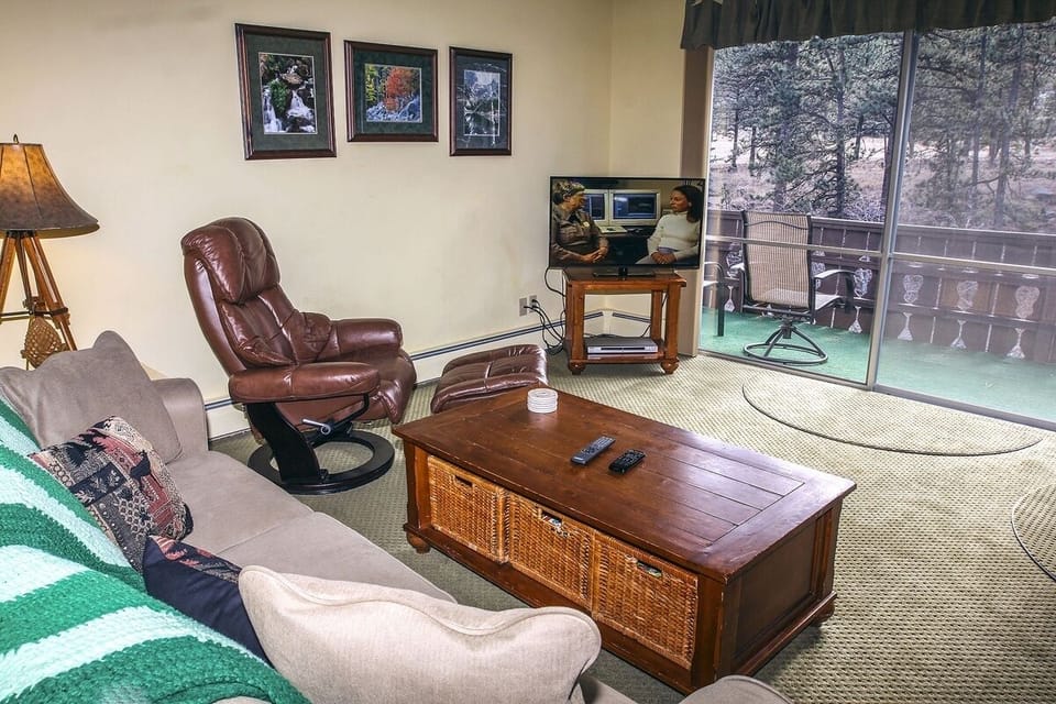 Condo, 2 Bedrooms | Living area