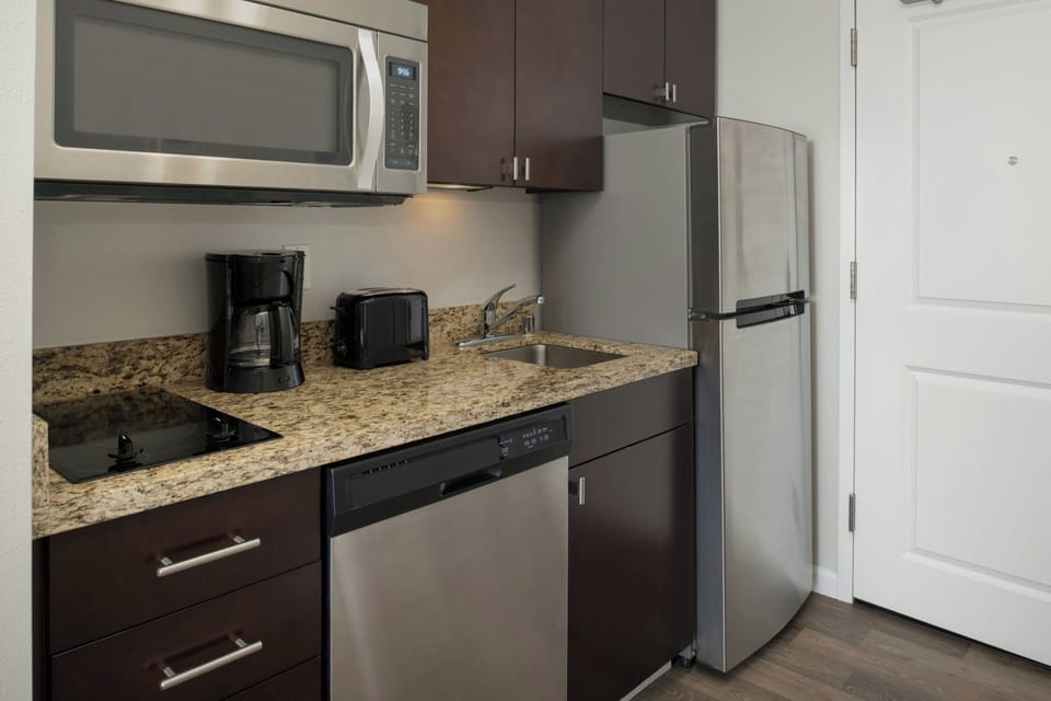 Coffee/tea maker, full-size fridge, microwave, stovetop