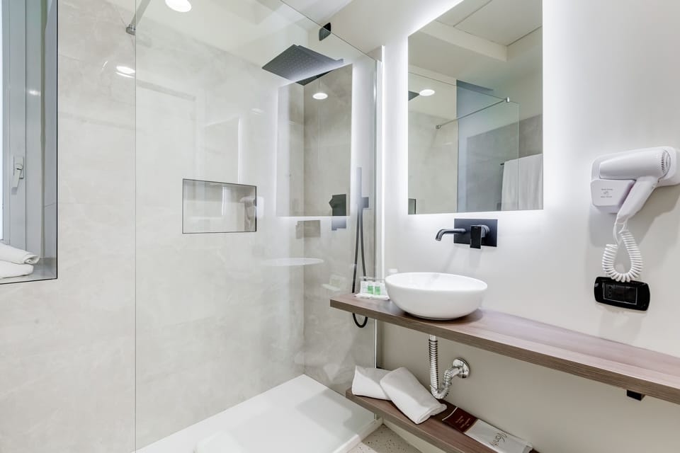 Shower, rainfall showerhead, free toiletries, hair dryer