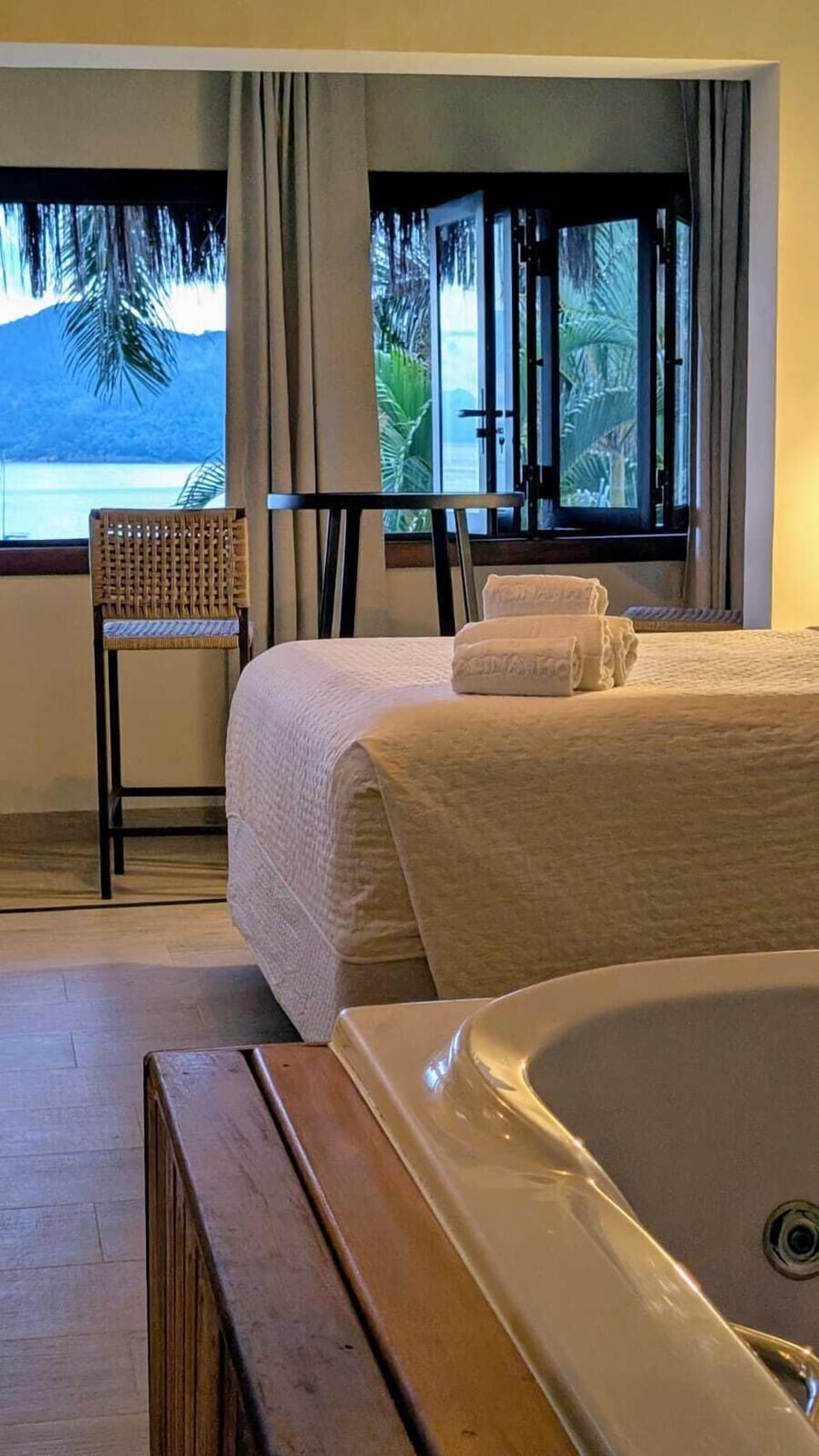 Luxury Suite, 1 Queen Bed, Sea Facing | Living area | 32-inch Smart TV with digital channels, Netflix, streaming services