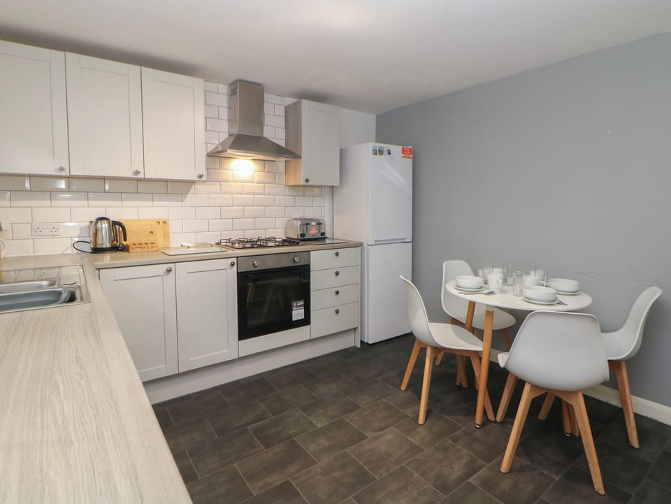 Cottage | Private kitchen | Fridge, dishwasher, electric kettle, toaster