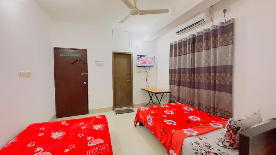 Family Quadruple Room | Desk, free WiFi