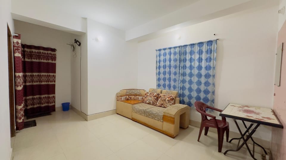 Family Quadruple Room | Living area | 32-inch LED TV with cable channels