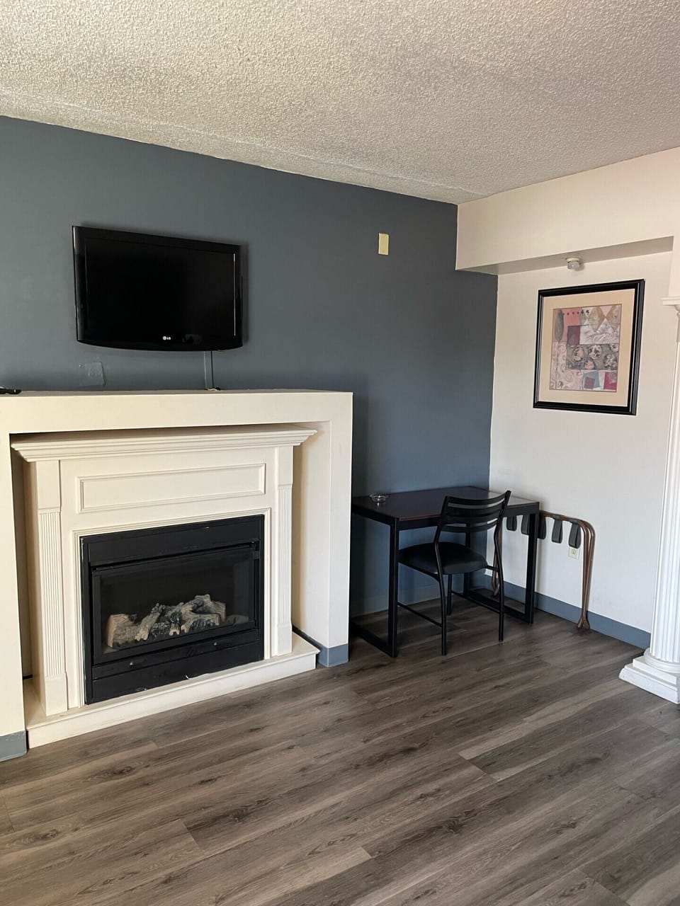 Elite Single Room | Living area | 40-inch flat-screen TV with cable channels
