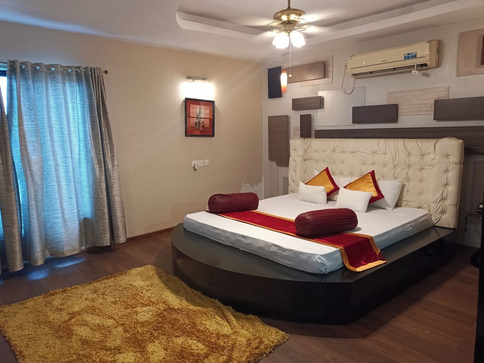 Premium Room | Desk, iron/ironing board (on request), WiFi (free), bed sheets