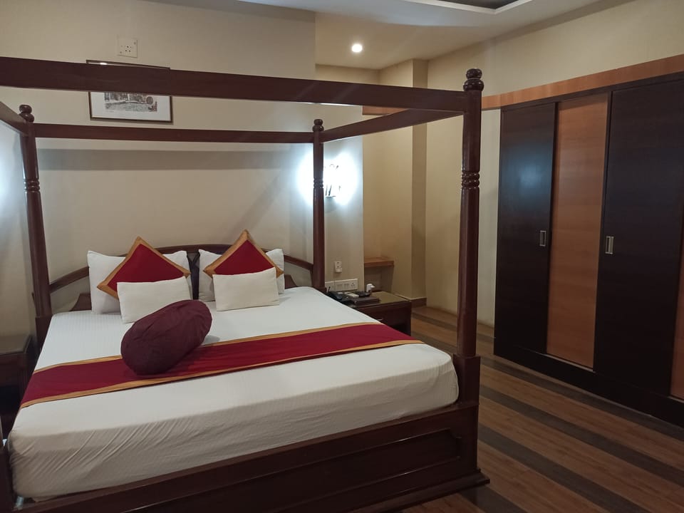 Deluxe Room | Desk, iron/ironing board (on request), WiFi (free), bed sheets