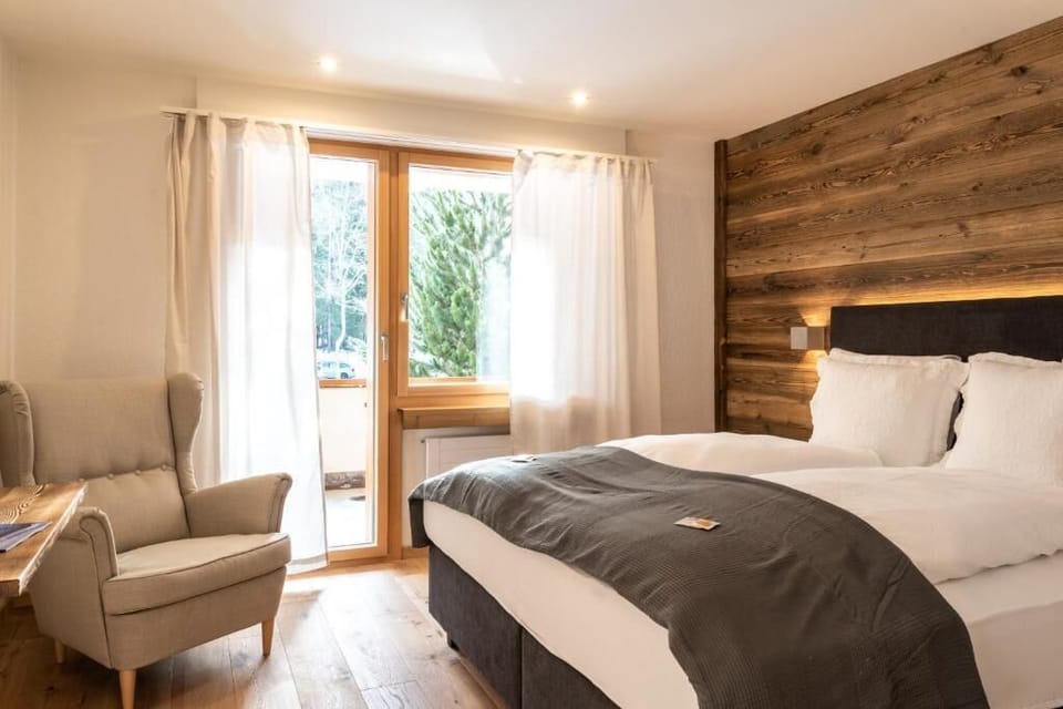 Premium Double Room, Balcony | Hypo-allergenic bedding, desk, laptop workspace, soundproofing