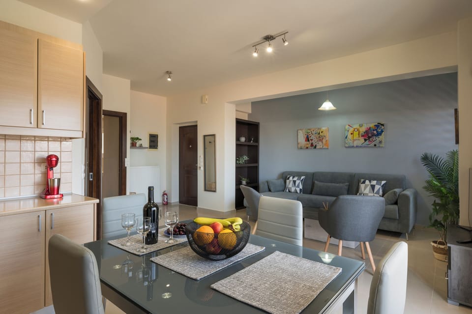 Apartment | Private kitchen | Full-size fridge, oven, stovetop, electric kettle