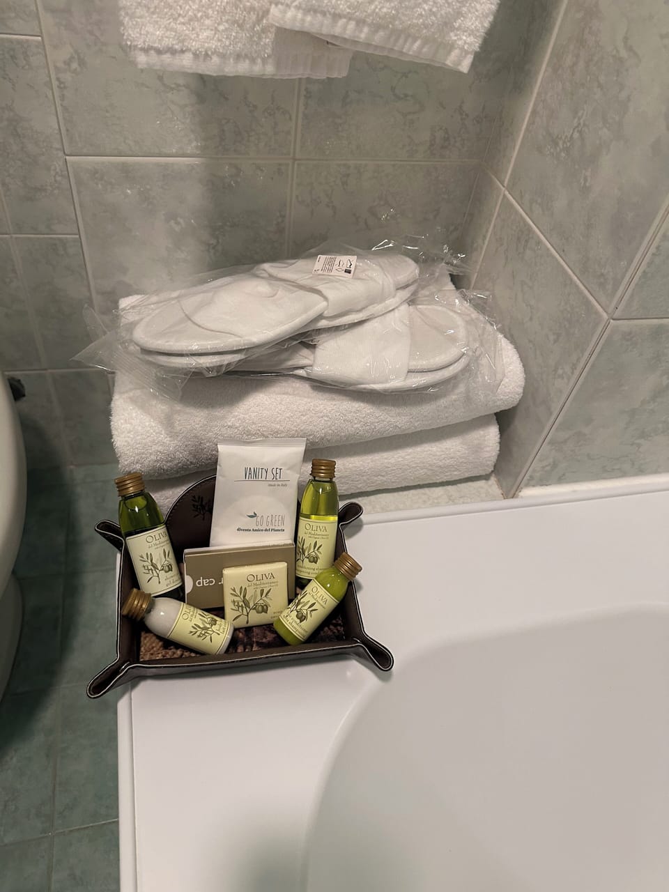Deluxe Double or Twin Room | Bathroom | Free toiletries, hair dryer, slippers