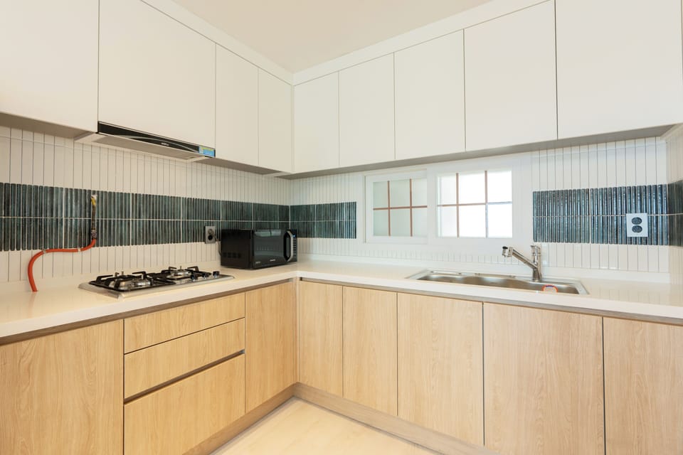 Family Suite | Private kitchen | Fridge, microwave, kitchen islands
