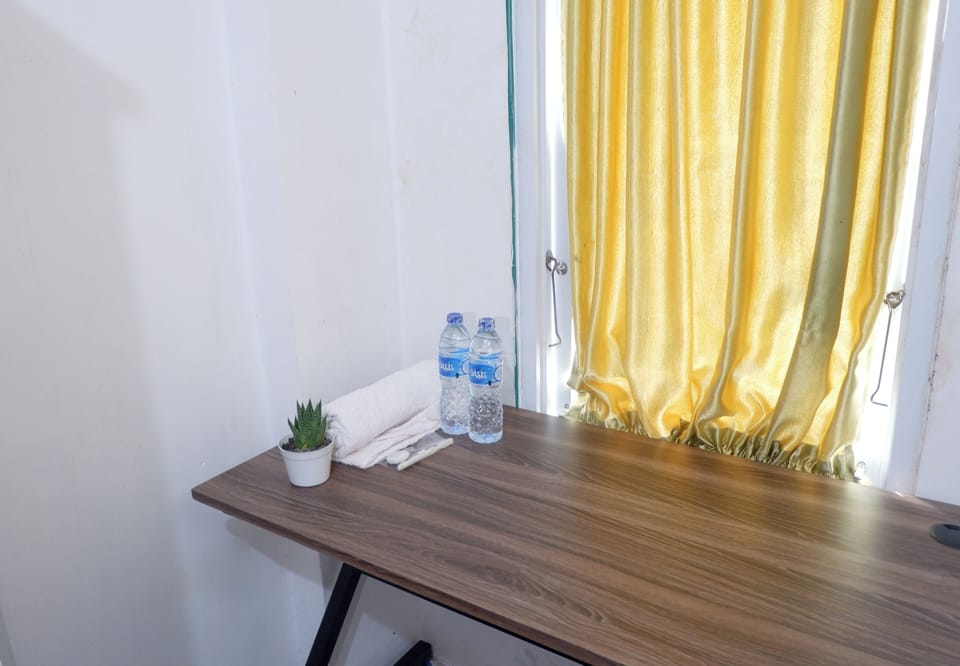 Standard Room | Desk