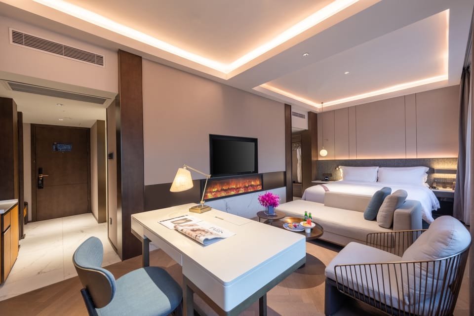Executive Suite | Down comforters, minibar (some free items), in-room safe