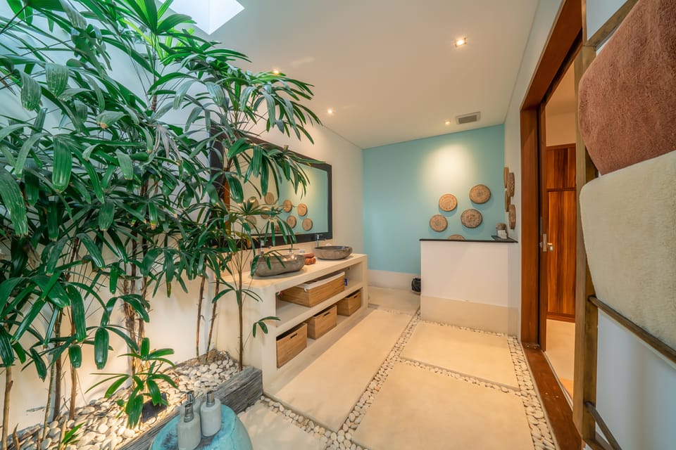 Luxury Villa | Bathroom | Separate tub and shower, hair dryer, towels